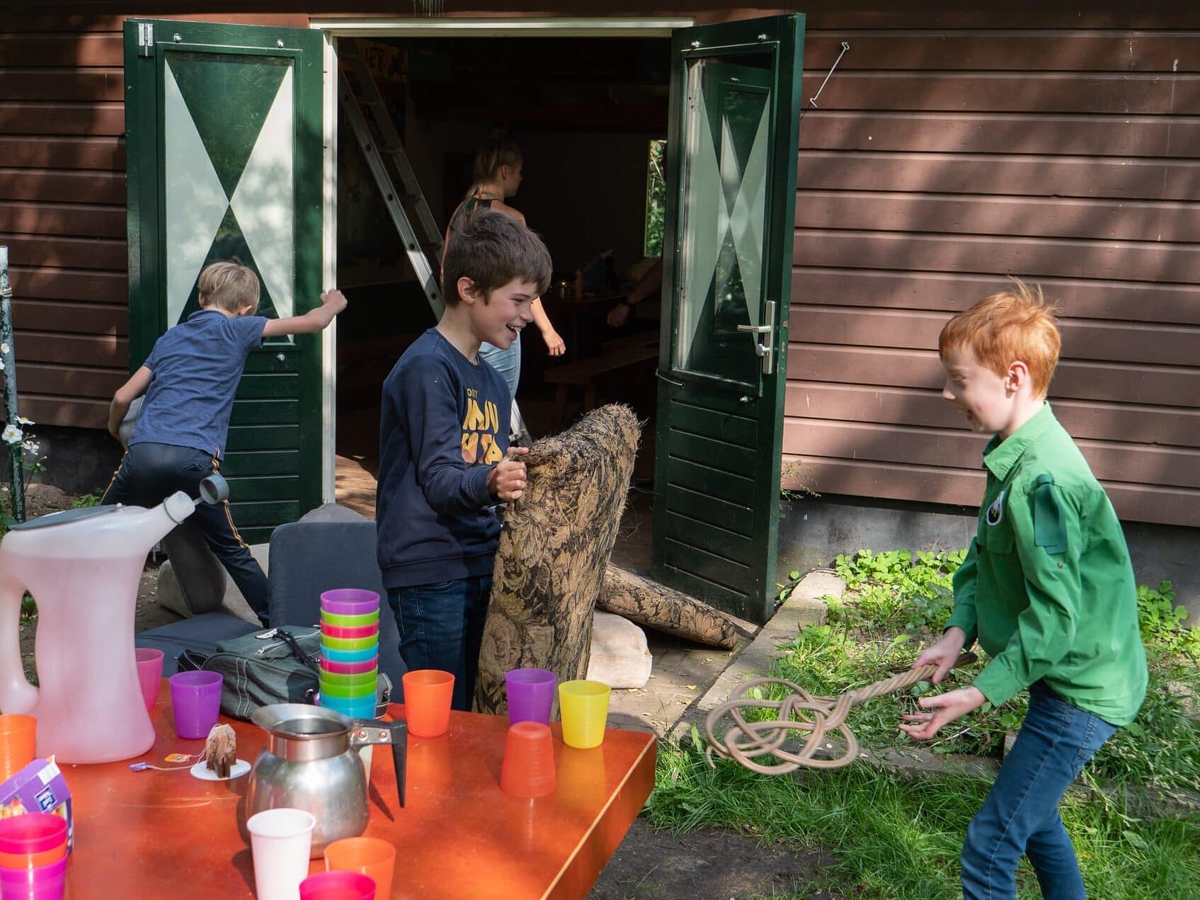 Grote schoonmaak met welpen buiten