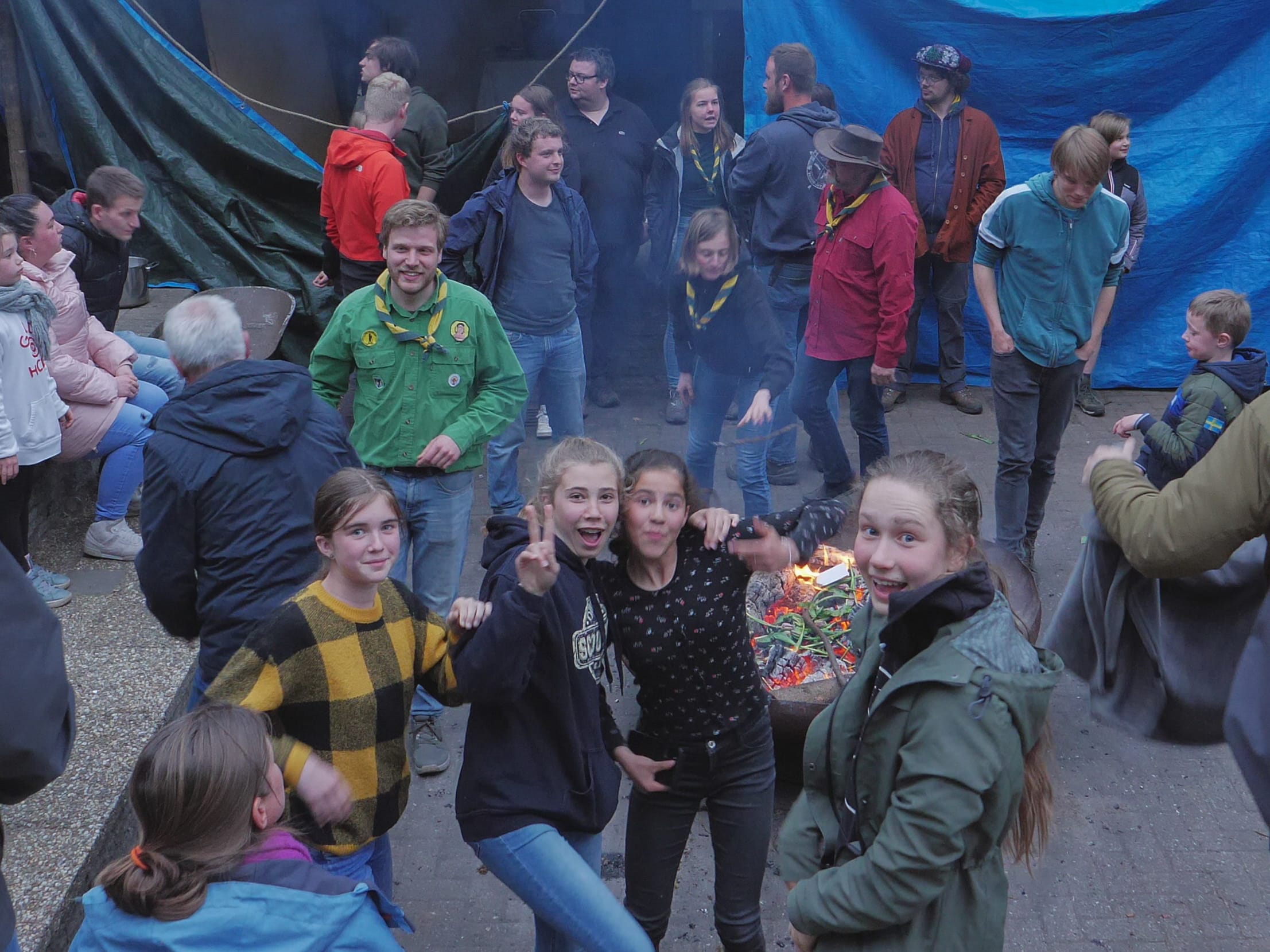 Meiden kijken in camera bij afsluiting Sint Joris 2023.