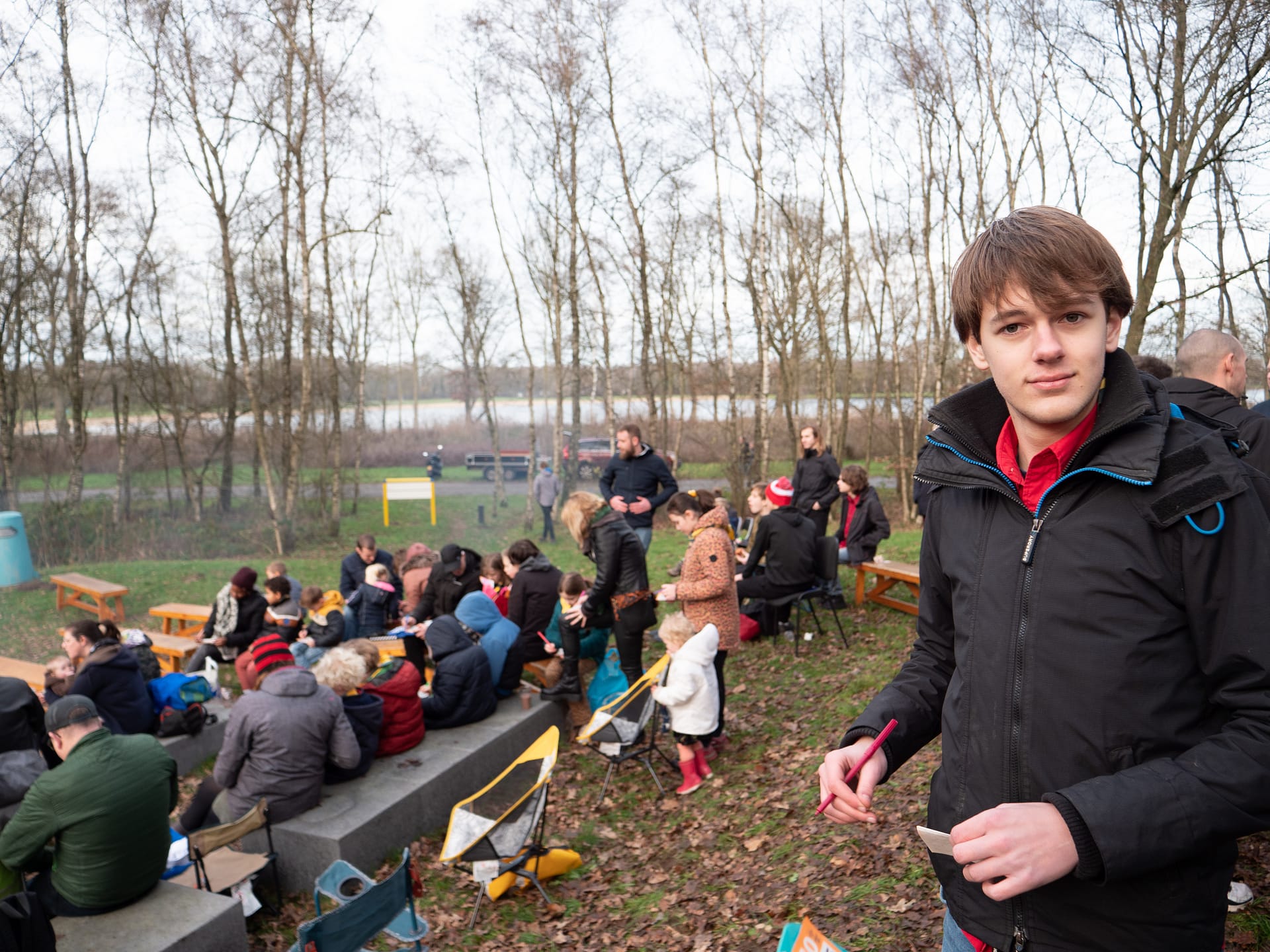Tygo kijkt raar bij de nieuwjaarsduik van 2023.