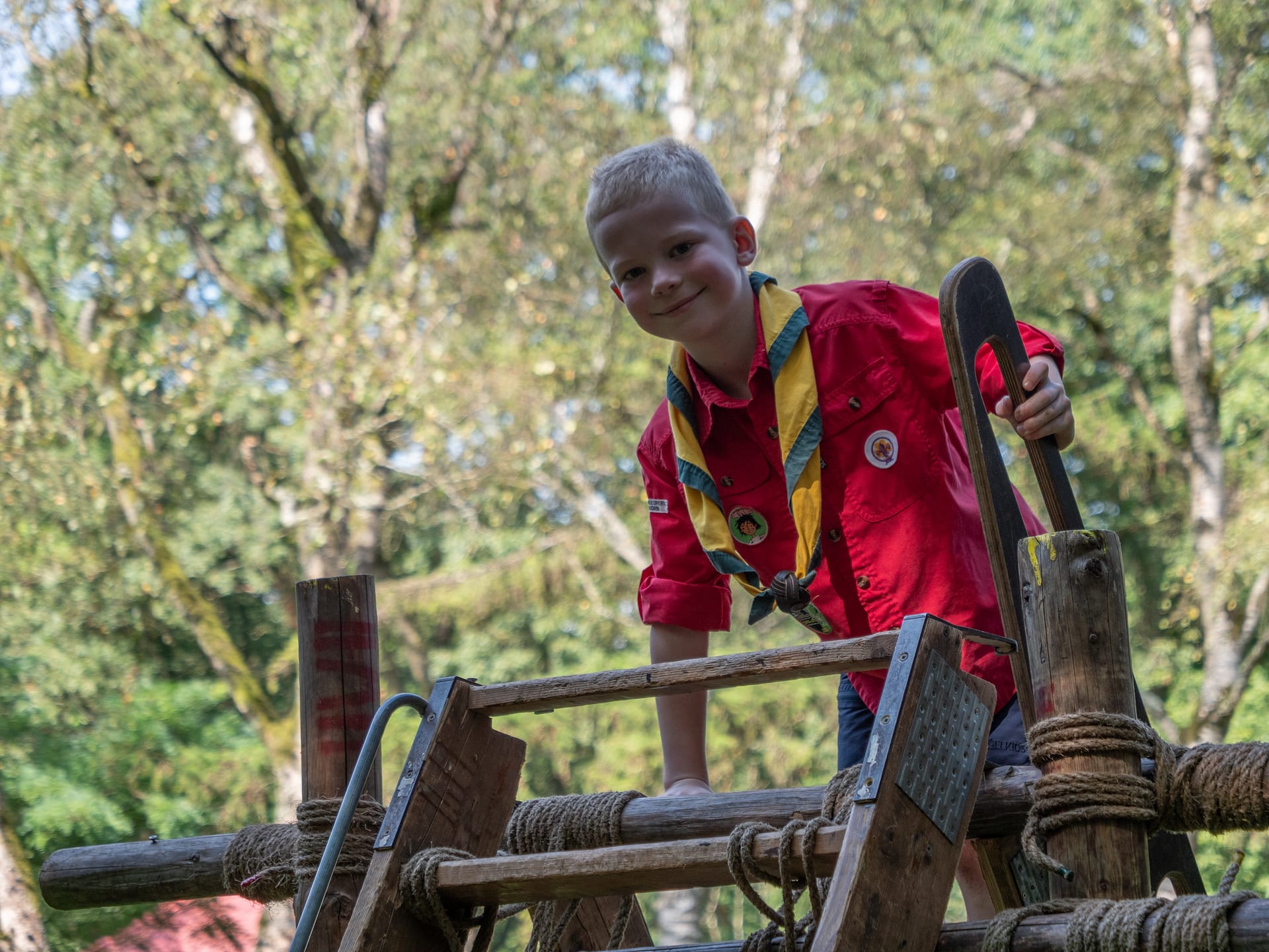 Overvliegen 2023 komt een bever een trap omhoog.