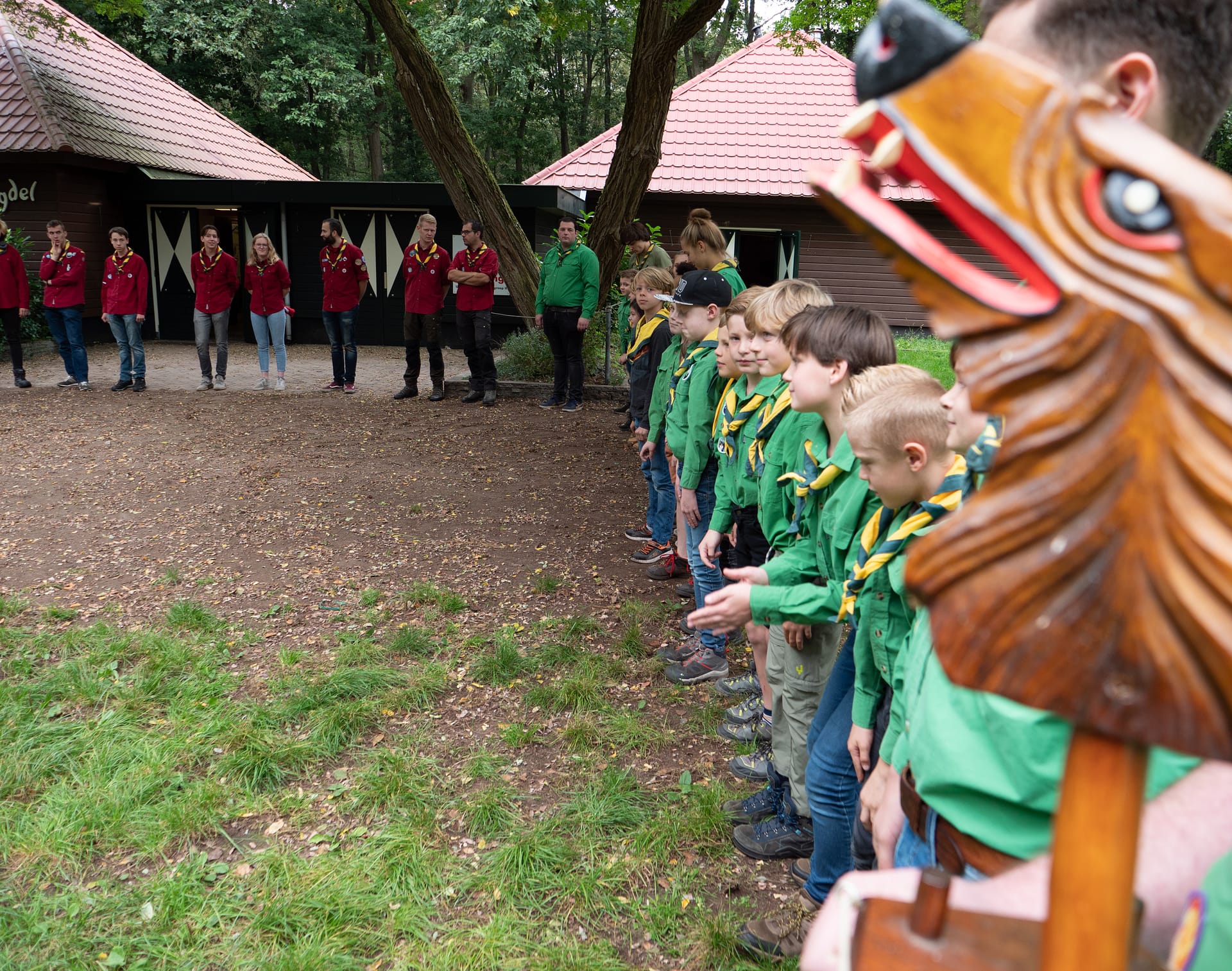 Openen met de akela stok.