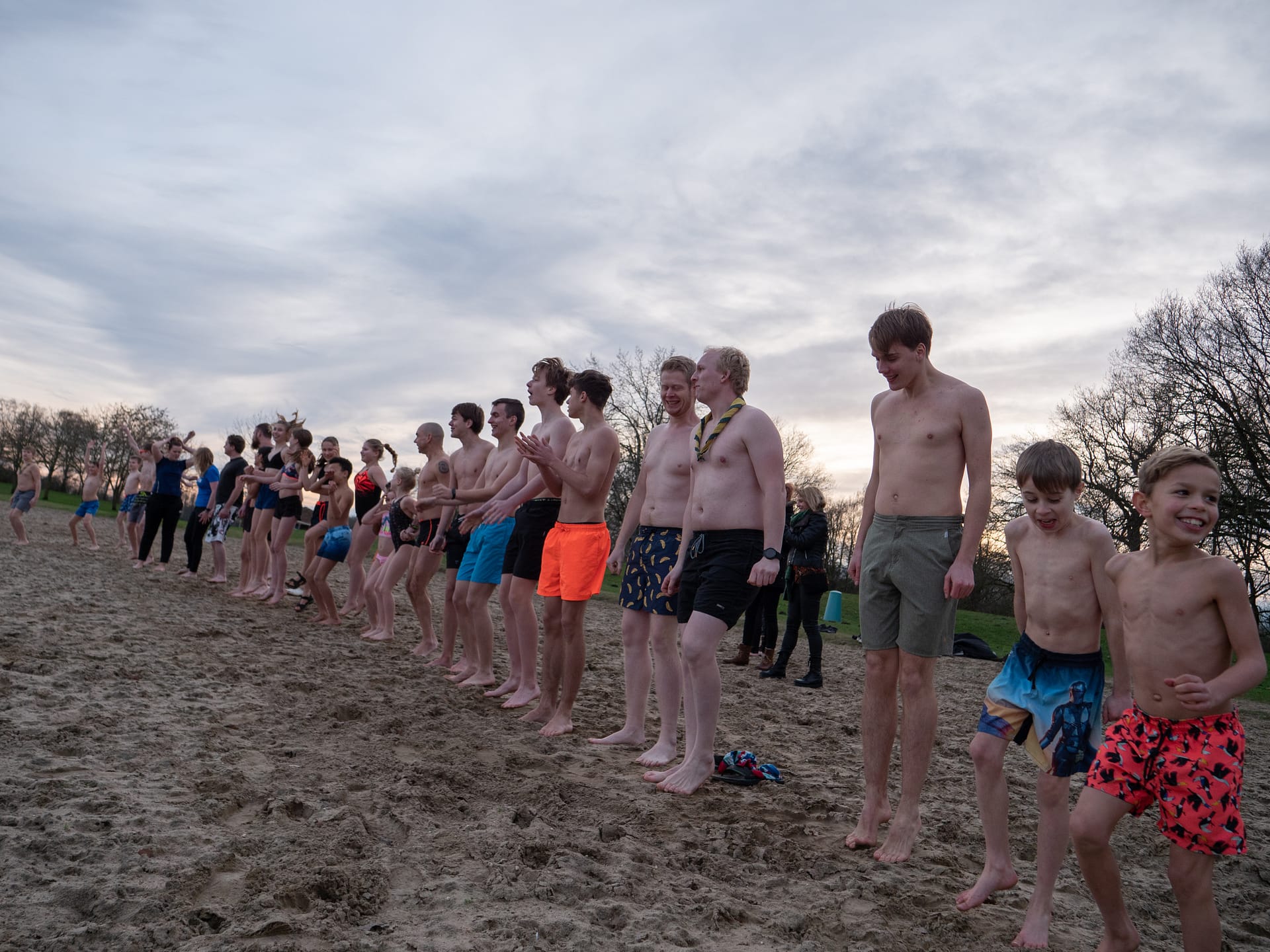 Mensen staan klaar voor de nieuwjaarsduik 2023.
