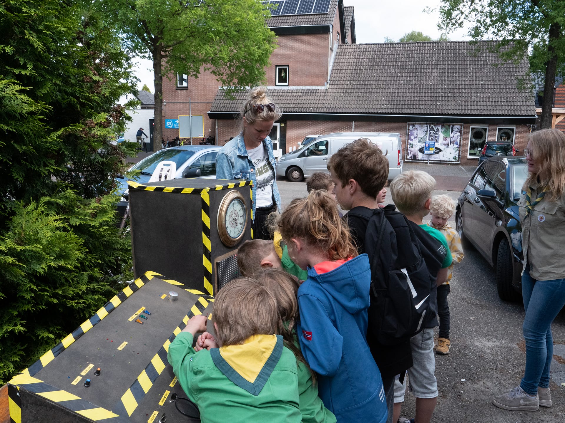 Vossenjacht kids bij tijdmachine.